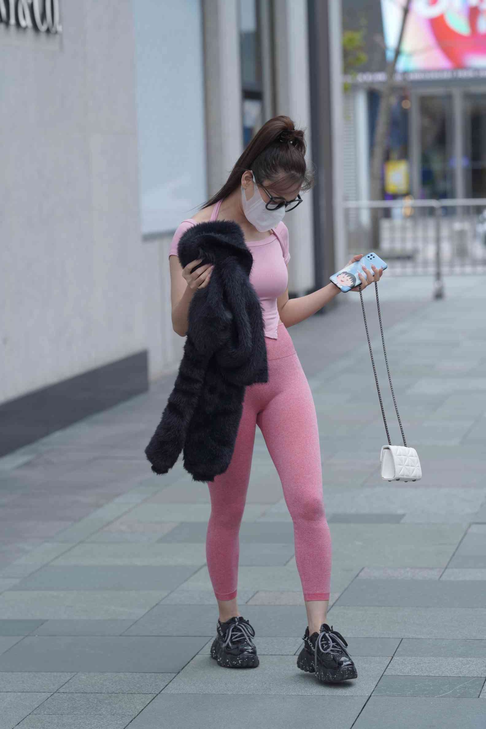 粉红色瑜伽裤的眼镜妹妹【93P】04019-佳丽图库