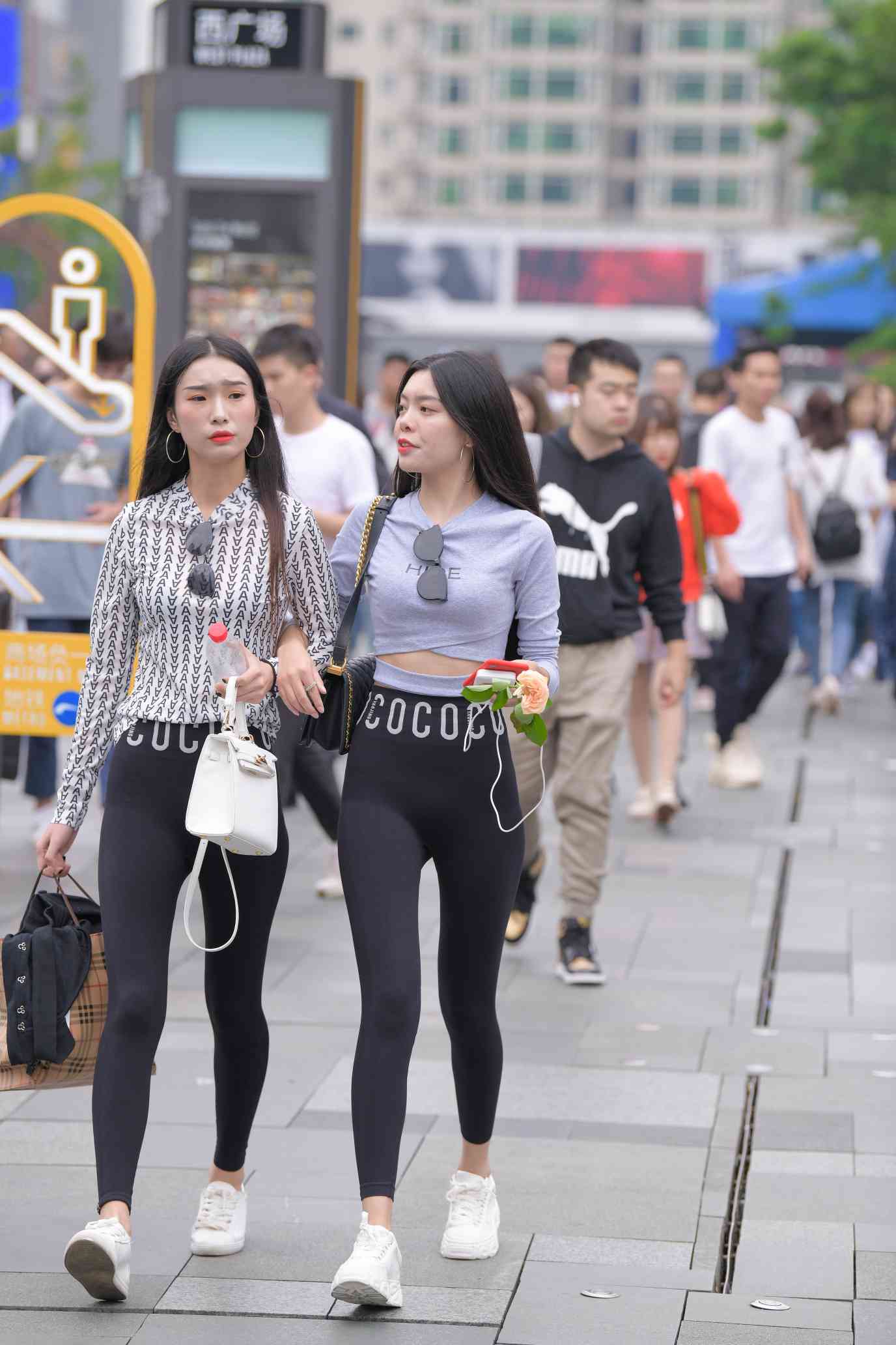 图片[2]-【免费】逛街的两个瑜伽裤姑娘【40P】04030-佳丽图库
