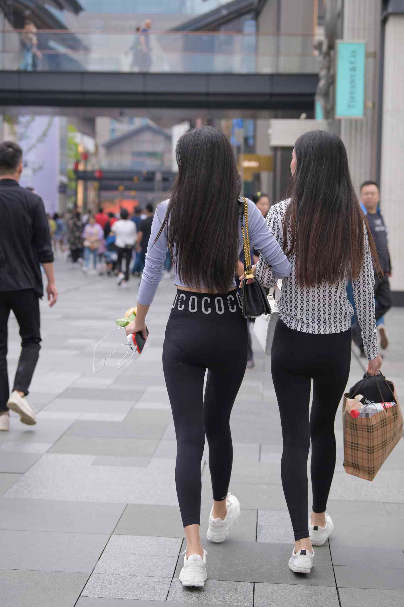 图片[3]-【免费】逛街的两个瑜伽裤姑娘【40P】04030-佳丽图库
