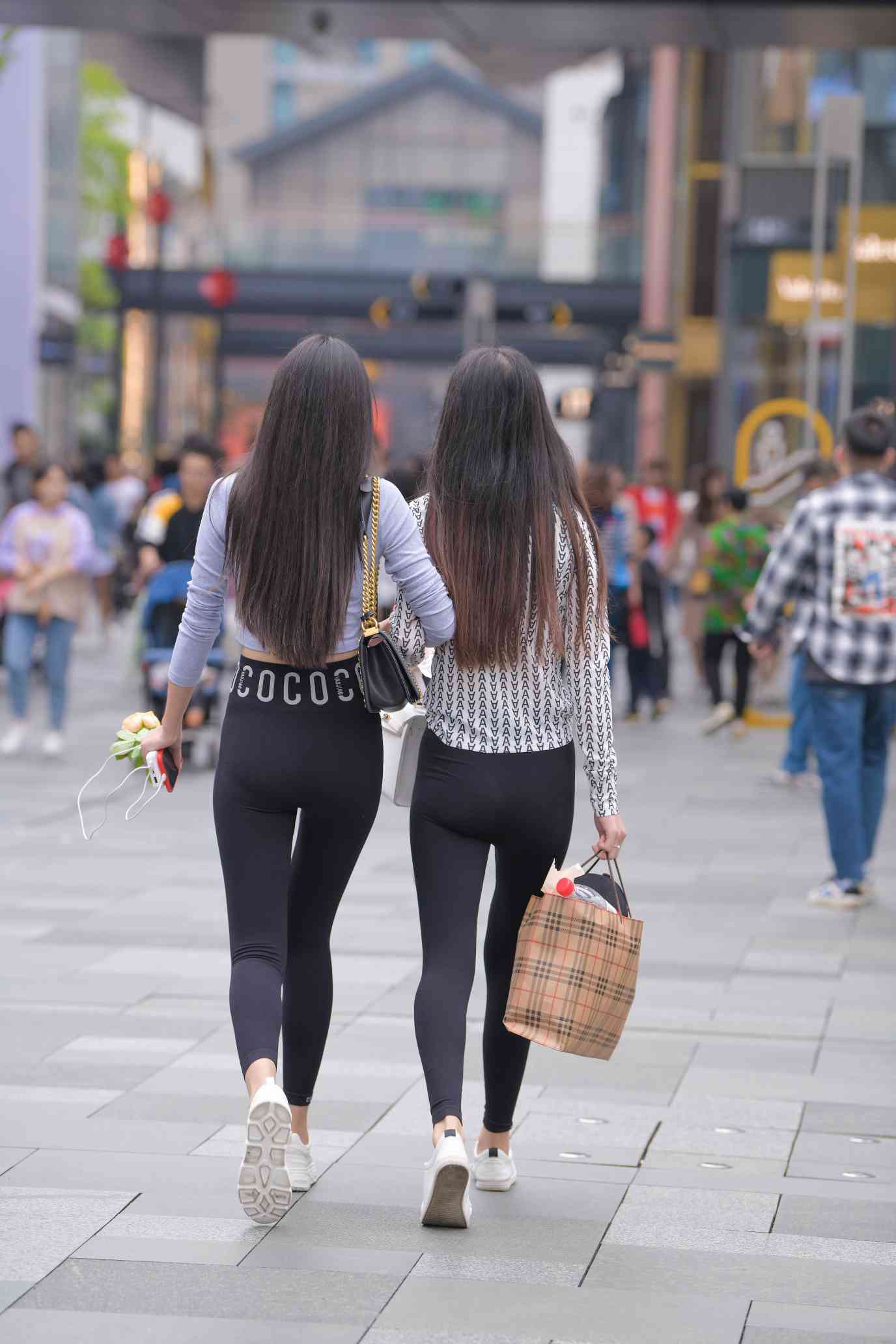图片[4]-【免费】逛街的两个瑜伽裤姑娘【40P】04030-佳丽图库