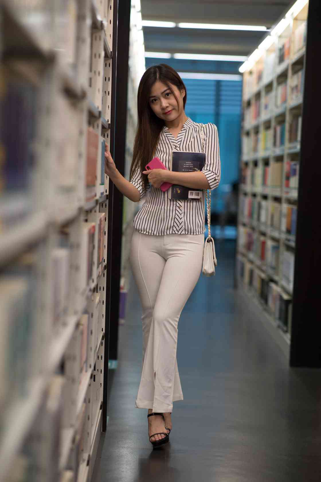 图片[5]-逛书店的白色紧身裤女孩【450P】04040-佳丽图库