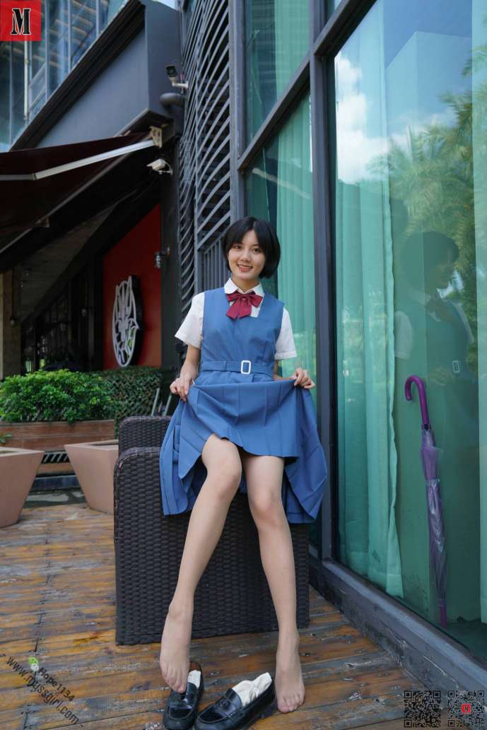 一副学生模样的短发姑娘【112P】20023-佳丽图库