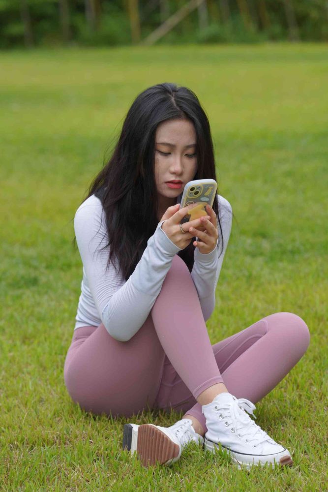 坐在草地玩手机的瑜伽姑娘【733P】04012-佳丽图库