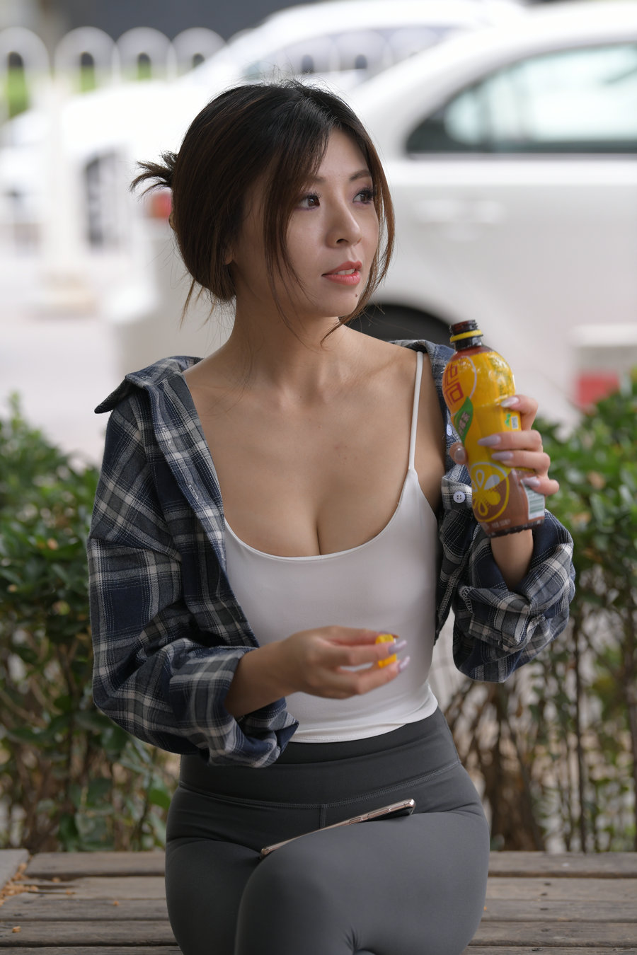 喝饮料的瑜伽裤女孩J2242 383P1V-17.5GB-佳丽图库