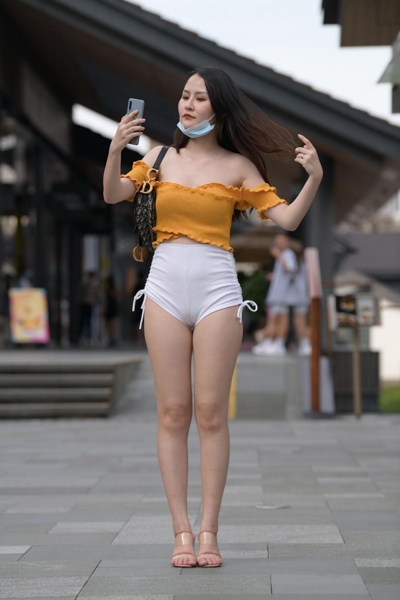 高腰白色短裤的漂亮女孩【767P】00065-佳丽图库