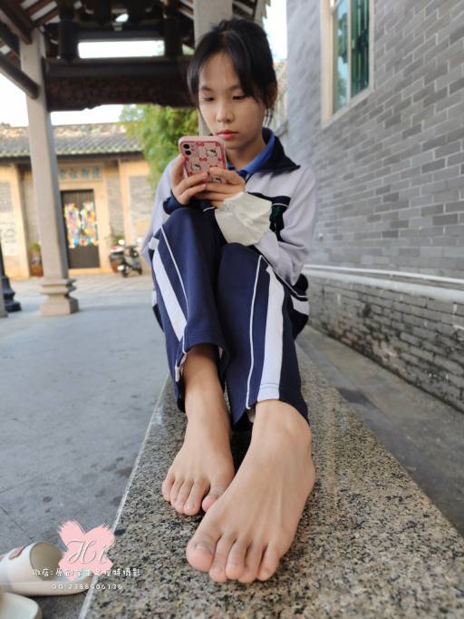 【免费】专心致志玩手机的女孩【42P】20028-佳丽图库