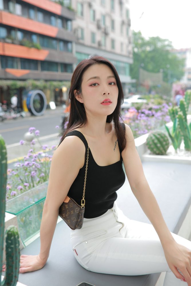 非常漂亮的白色紧身裤女孩J2055 895P2V-24.5GB-佳丽图库