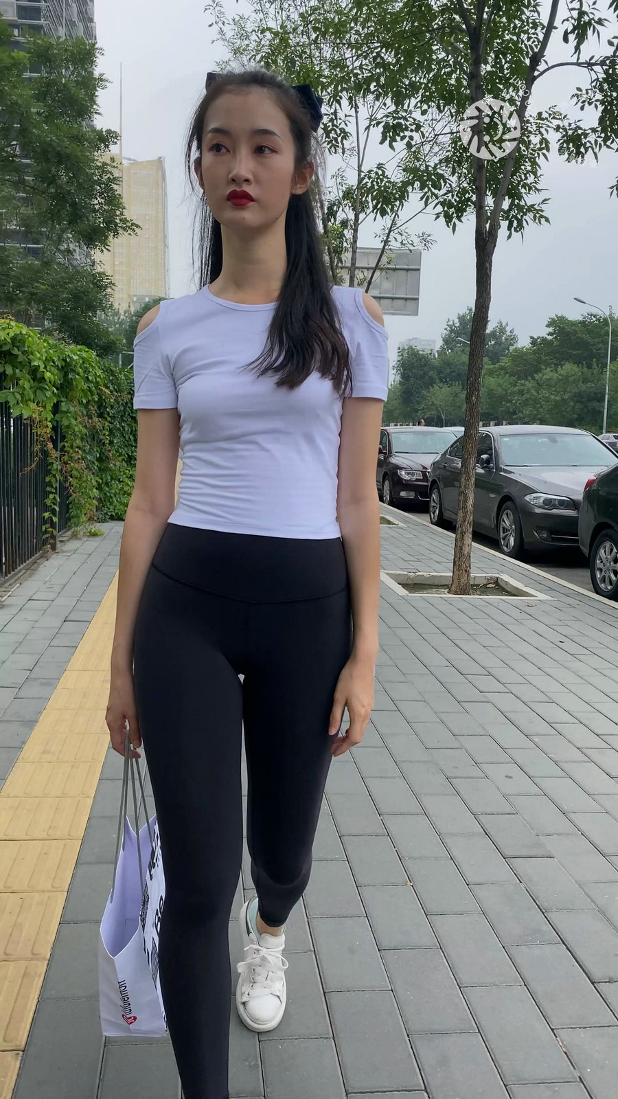 黑色瑜伽裤逛街的女孩J4000 MP4-7.76GB-佳丽图库