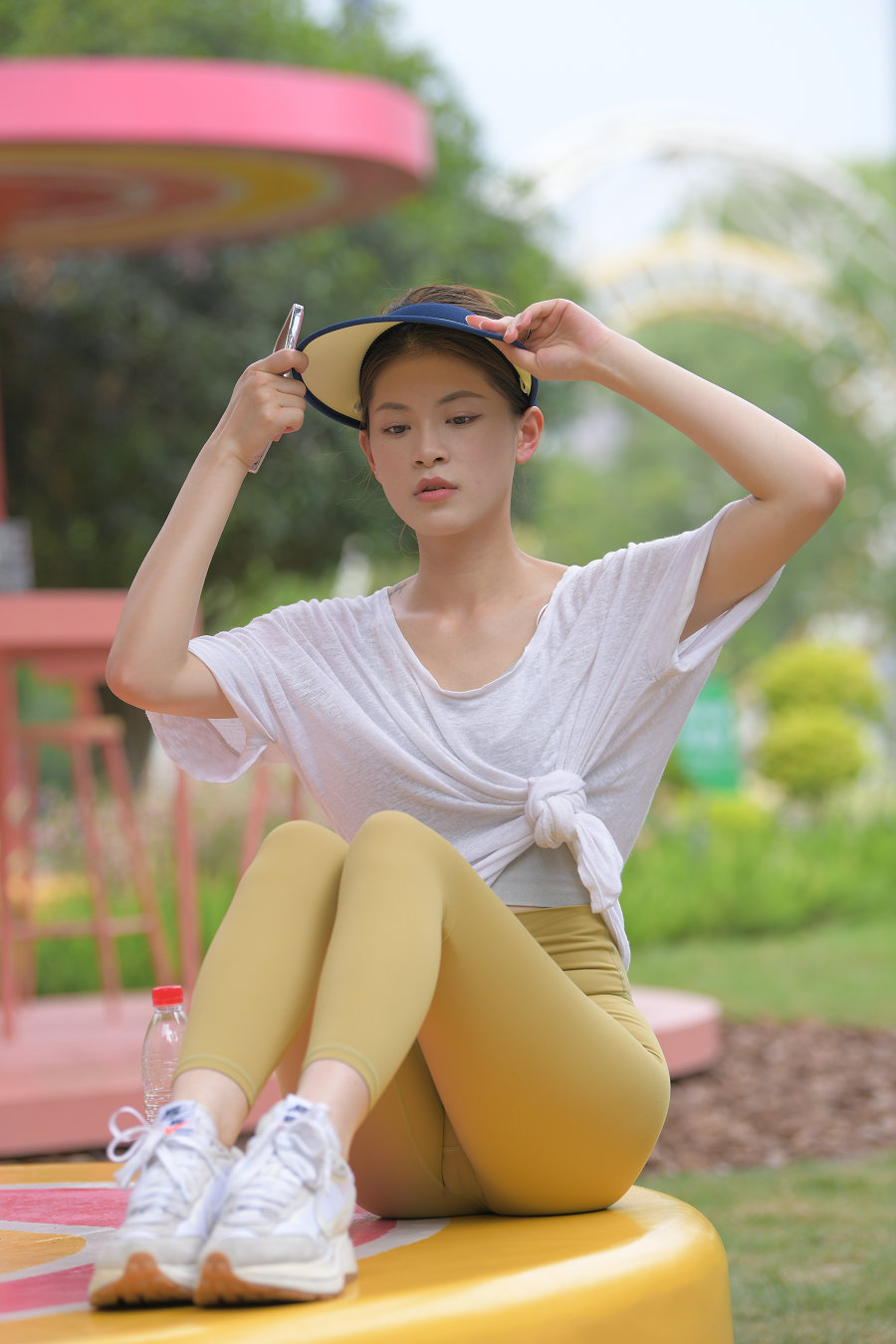戴着遮阳帽的瑜伽裤女孩J2965 796P1V-27.1GB-佳丽图库