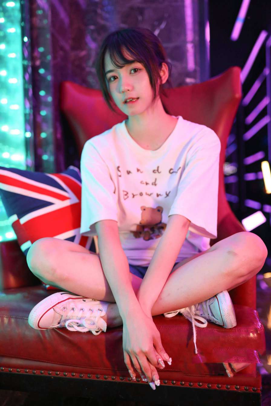 图片[2]-KTV里唱歌的长腿帆布鞋女孩【102P】20015-佳丽图库
