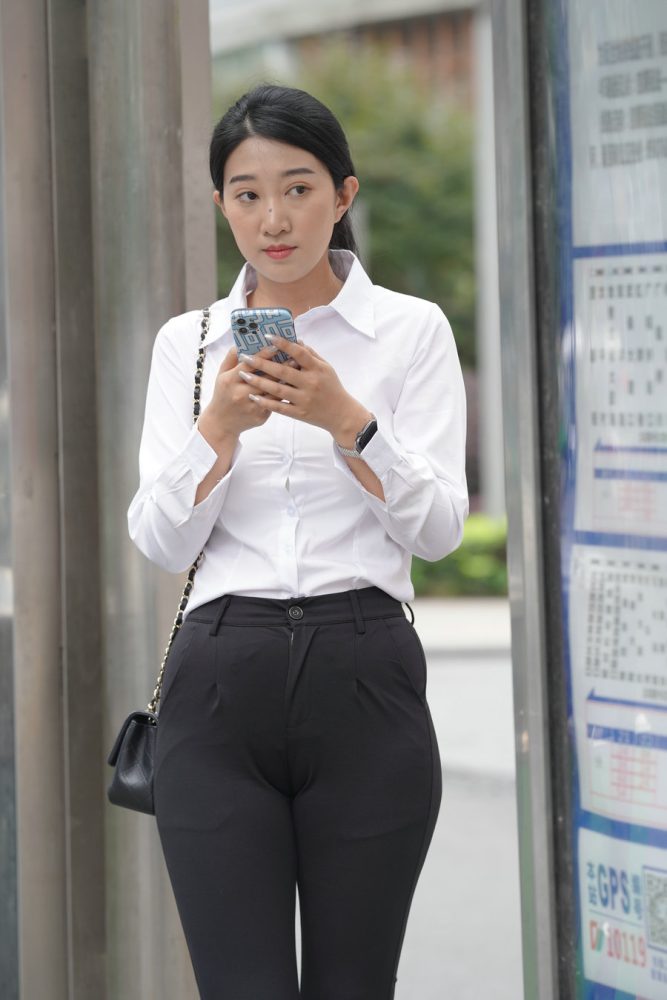 图片[3]-等公交的制服女人J2130 976P2V-29.5GB-佳丽图库