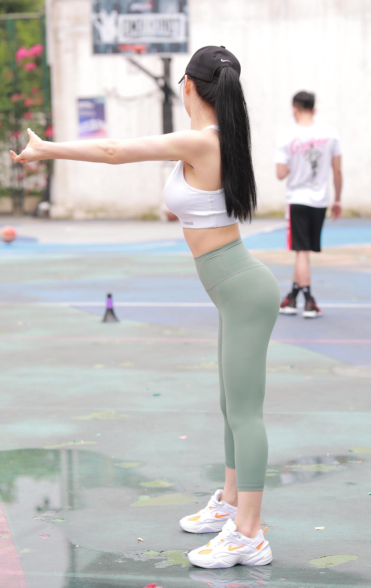 打扮很休闲的瑜伽裤女孩 J1600 415P3V-10.4GB-佳丽图库