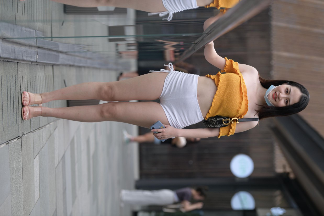 图片[2]-高腰白色短裤的漂亮女孩【767P】00065-佳丽图库
