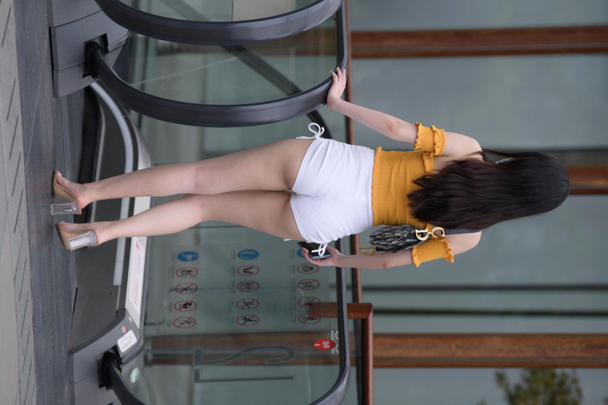 图片[3]-高腰白色短裤的漂亮女孩【767P】00065-佳丽图库