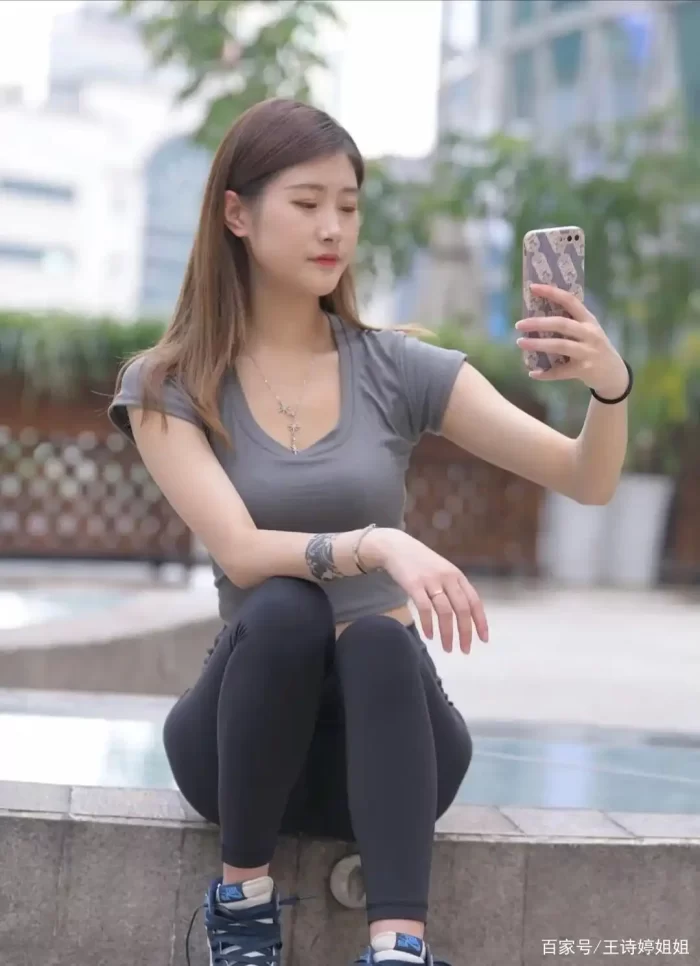 图片[2]-有小虎牙非常甜美的瑜伽裤女孩-佳丽图库