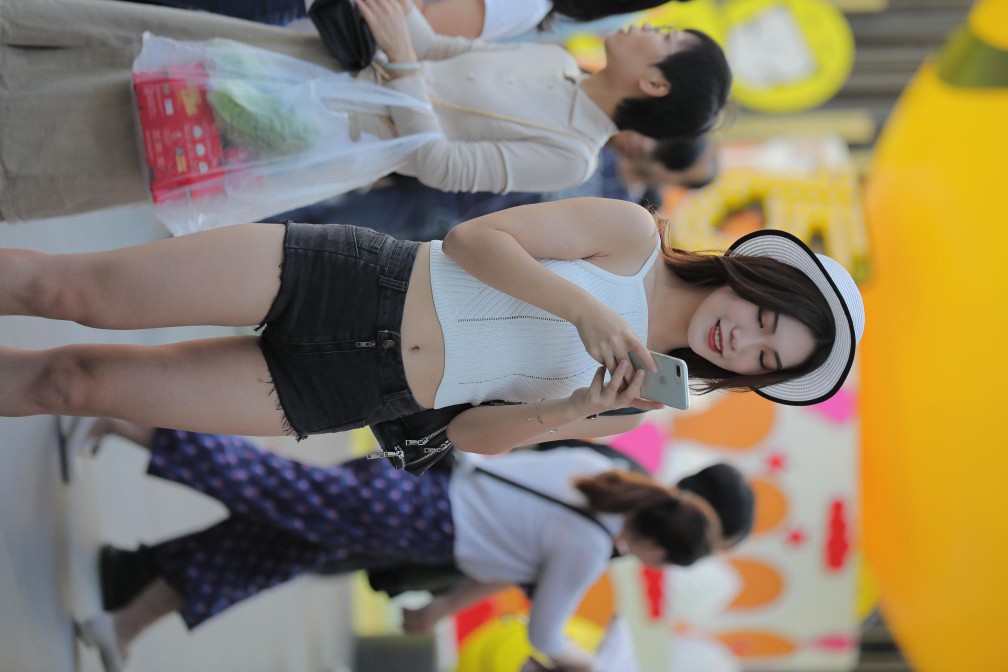图片[2]-非常时尚阳光的牛仔热裤女孩【808P】00064-佳丽图库
