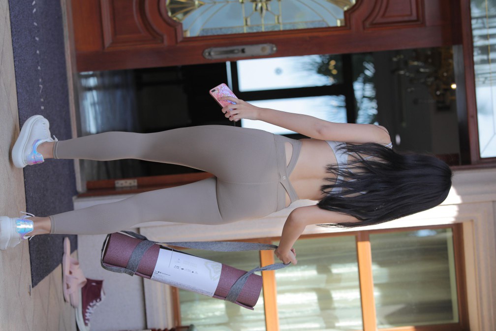 图片[5]-灰色瑜伽裤温柔的女孩【369P】00058-佳丽图库