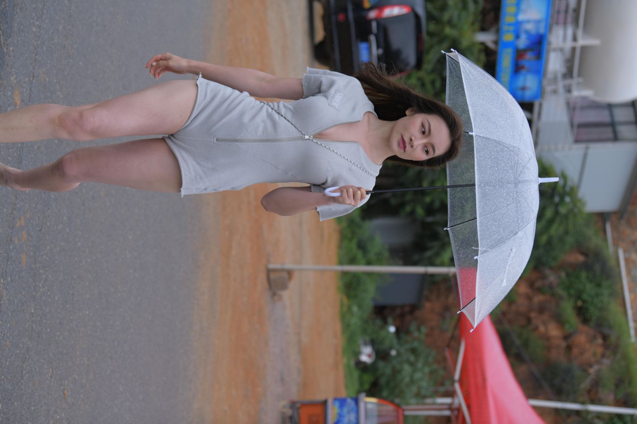 图片[5]-阴雨天在海边骑车的长发女人【156P】00044-佳丽图库