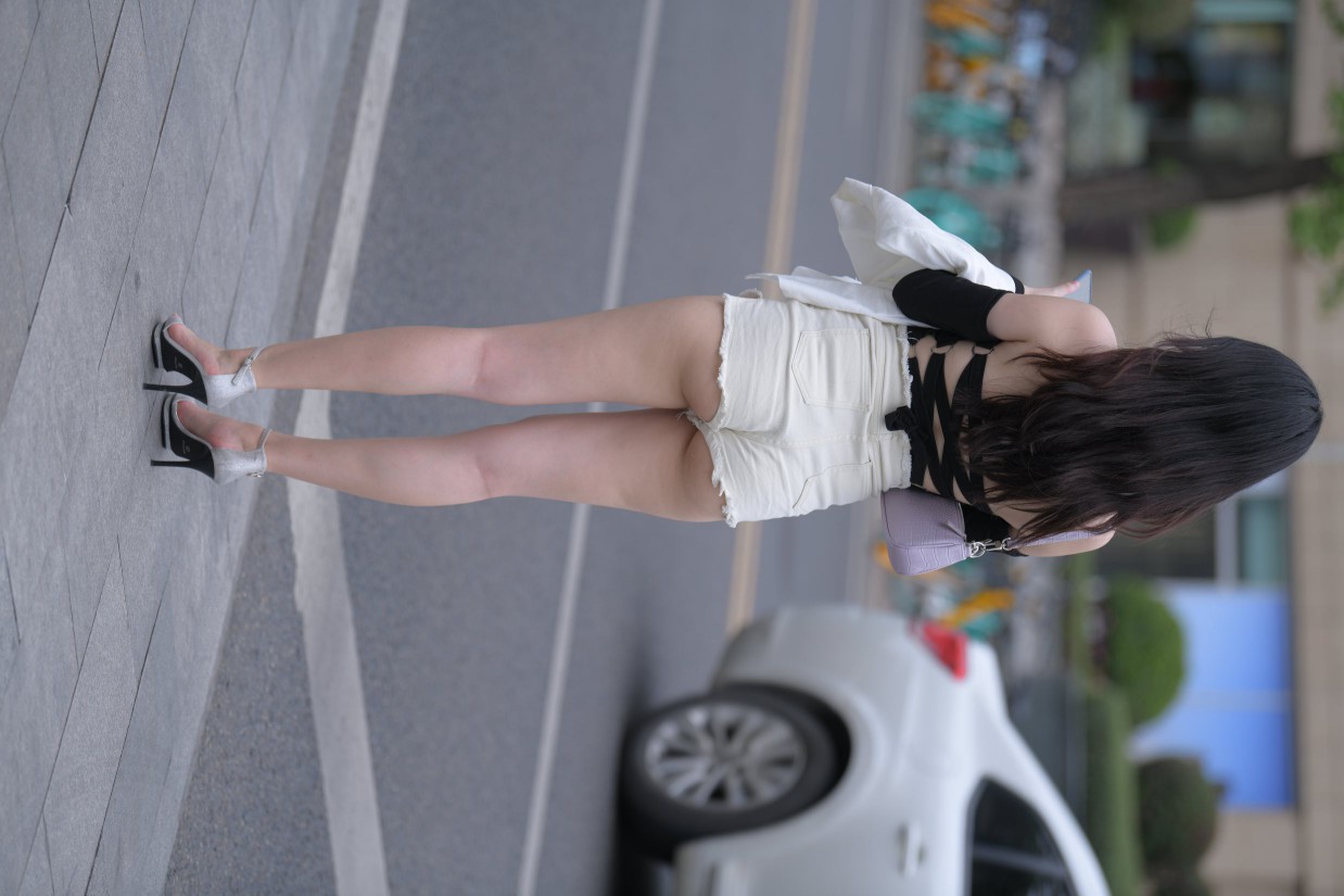 图片[2]-长发飘飘的白色热裤美丽女孩【49P】00029-佳丽图库
