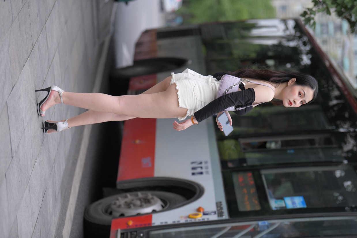 图片[3]-长发飘飘的白色热裤美丽女孩【49P】00029-佳丽图库