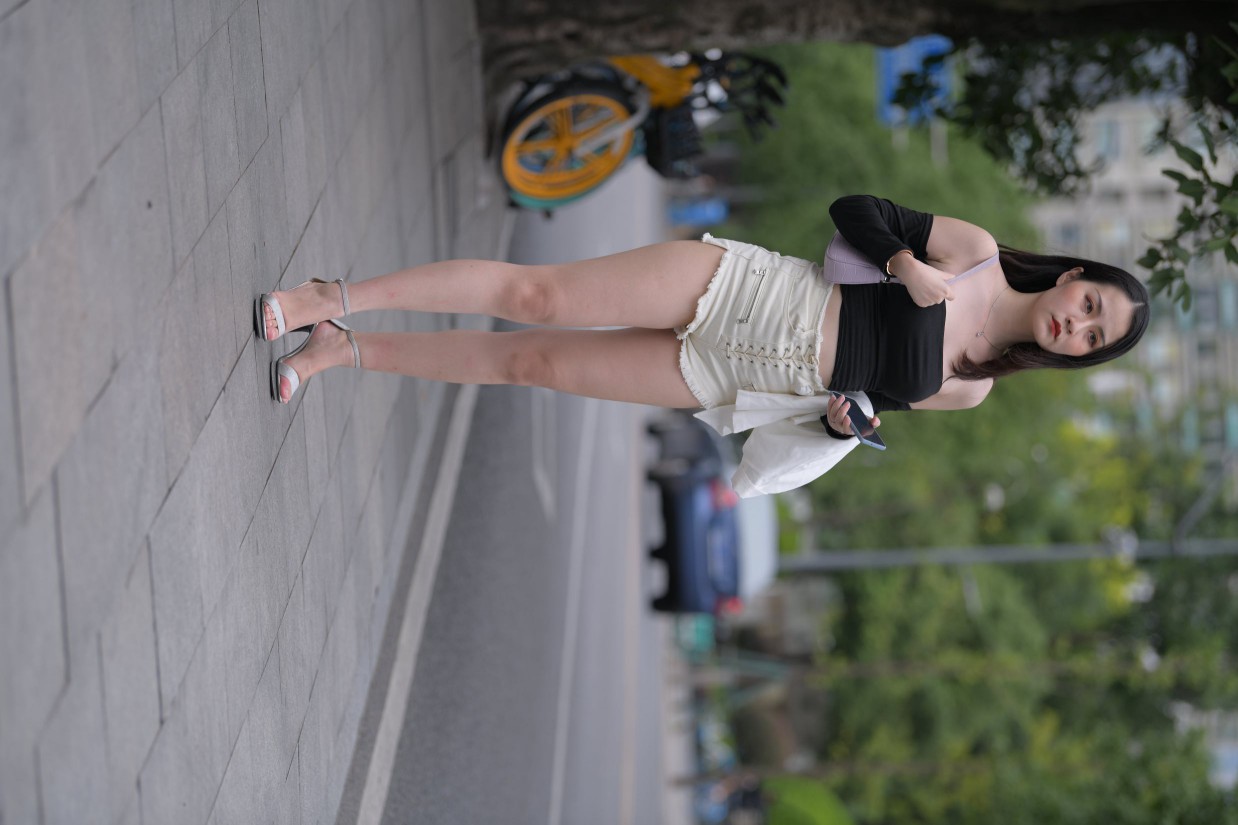 图片[4]-长发飘飘的白色热裤美丽女孩【49P】00029-佳丽图库
