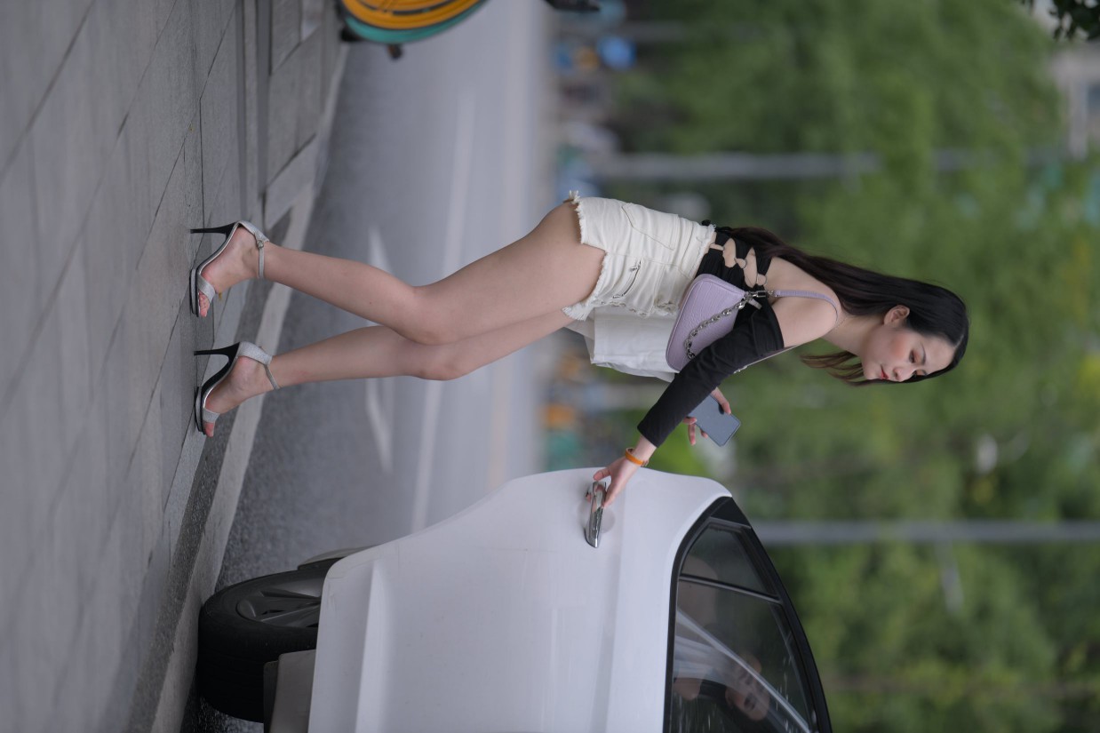 图片[6]-长发飘飘的白色热裤美丽女孩【49P】00029-佳丽图库