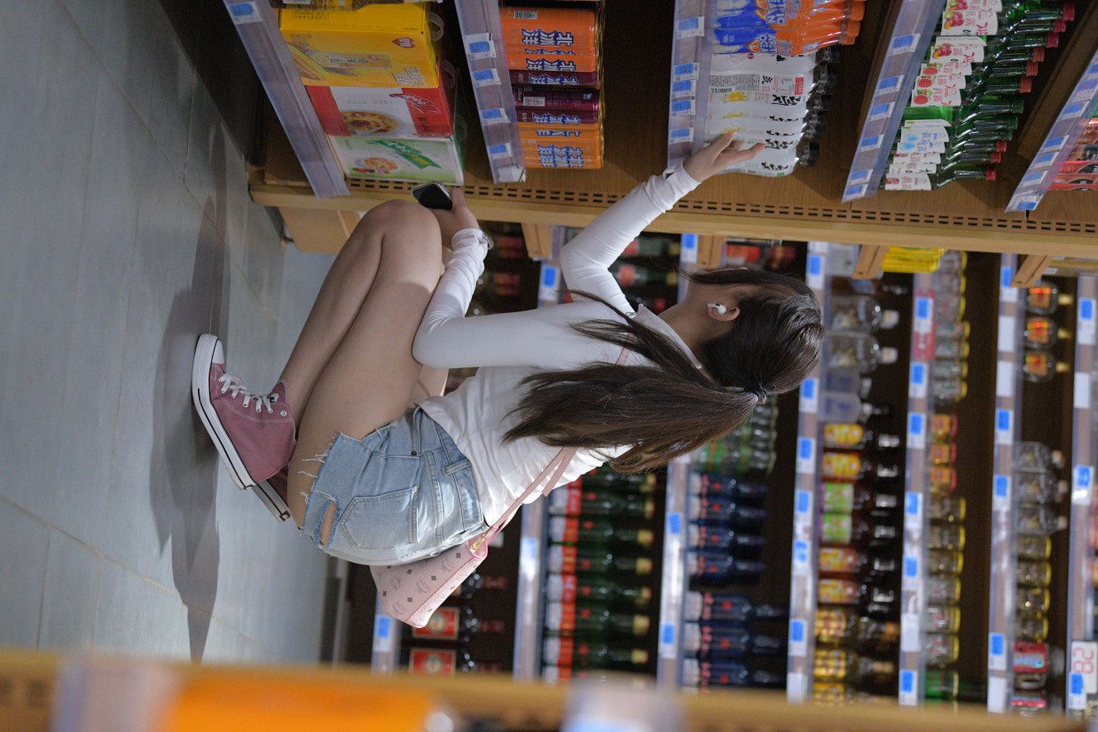 图片[5]-紧身牛仔短裤骑自行车的漂亮女孩【588P】00053-佳丽图库