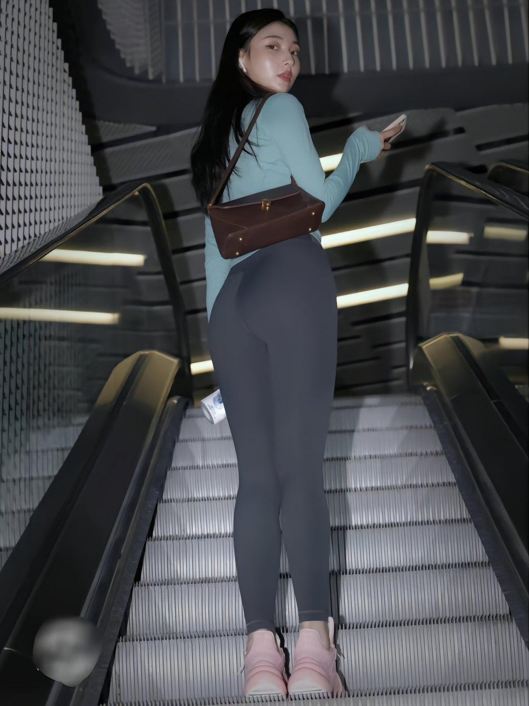 晚上逛商场的瑜伽裤漂亮女孩J2244 225P2V-15.1GB-佳丽图库