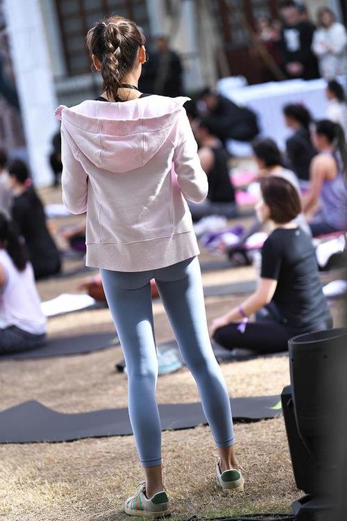 图片[2]-在广场看热闹的瑜伽裤女人-佳丽图库