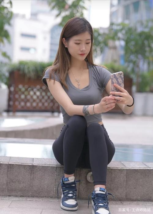 有小虎牙非常甜美的瑜伽裤女孩-佳丽图库
