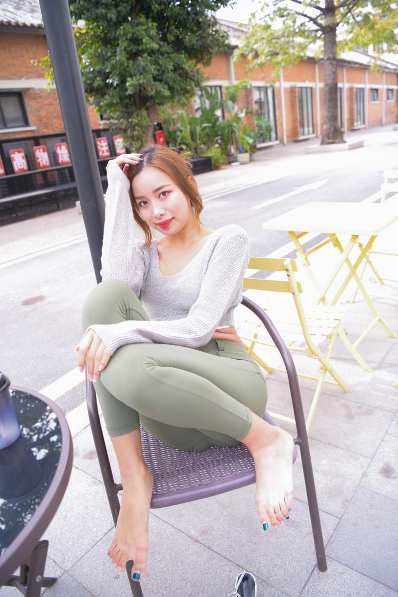 图片[3]-非常可爱的瑜伽裤女孩坐在凳子上 J1520 998P1V-26.5GB-佳丽图库