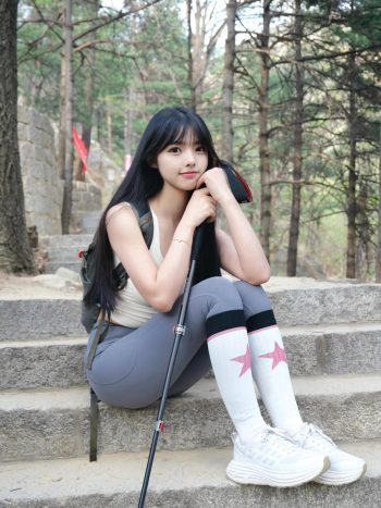 爱爬山的瑜伽裤MM，太甜美了！~-佳丽图库