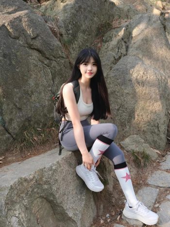 图片[7]-爱爬山的瑜伽裤MM，太甜美了！~-佳丽图库