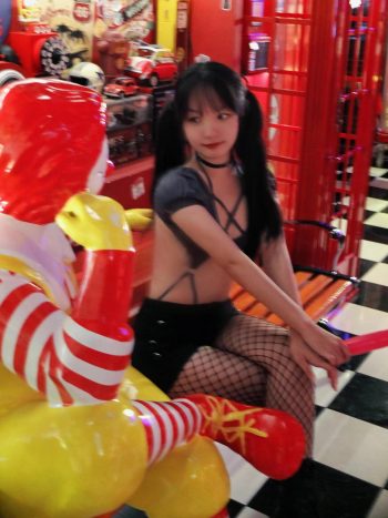 图片[3]-网格丝袜的清纯双马尾小姑娘-佳丽图库