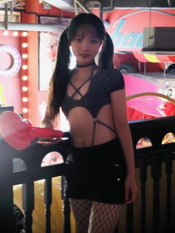 图片[2]-网格丝袜的清纯双马尾小姑娘-佳丽图库