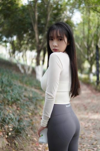 图片[9]-穿瑜伽裤爬山的长发少女-佳丽图库