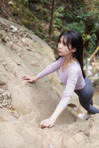 图片[8]-穿瑜伽裤爬山的长发少女-佳丽图库