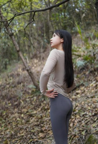 图片[5]-穿瑜伽裤爬山的长发少女-佳丽图库