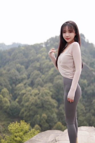 图片[3]-穿瑜伽裤爬山的长发少女-佳丽图库