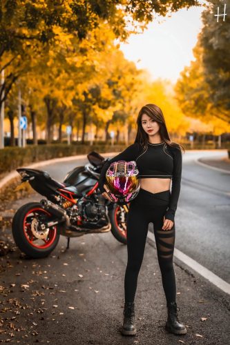 骑摩托车的瑜伽裤美女身材太好了！-佳丽图库